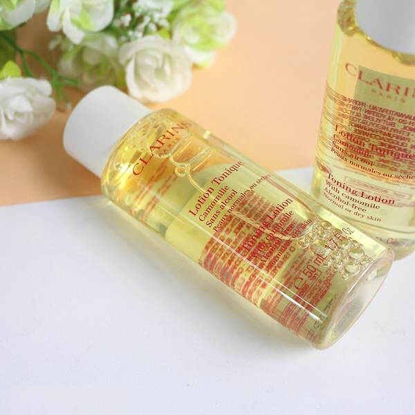 CLARINS Lotion Tonique Toning Lotion With Camomile Alcohol-Free Normal or Dry Skin 50 ml.  ปรับสภาพผิวเพื่อรับการบำรุงต่อไป กับ Toning Lotion With Camomile Alcohol Free สำหรับผิวธรรมดา/ผิวแห้ง สูตร Bioecolia รักษาความชุ่มชื่นให้สมดุลตามธรรมชาติ ด้วยส่วนผสมของสมุนไพรธรรมชาติอย่าง Alpine Herbs, Linden และ Camomile ที่อุดมไปด้วยวิตามิน B และ E  ให้ผิวนุ่ม ชุ่มชื่น คืนความสดชื่น ฟื้นฟูผิวให้มีสุขภาพดีขึ้น เมื่อผิวชุ่มชื่นอย่างเต็มที่ ครีมบำรุงผิวก็จะได้รับการซึมซาบลงสู่ผิวได้ดี เสริมประสิทธิภาพการทำงานของครีมบำรุงผิว เพื่อผลลัพท์ที่สมบูรณ์แบบ