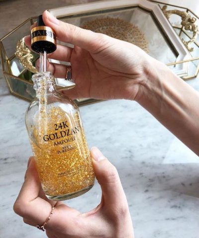 Maison De Nature 24k Goldzan Ampoule 99% Pure Gold Mini 10 ml  หนึ่งในส่วนผสมบำรุงผิวที่หรูหราที่สุดใน Maison de Nature 24K Goldzan Ampoule เกล็ดทองคำที่อุดมไปด้วยเปปไทด์ 7 ชนิดช่วยรักษาริ้วรอย ป้องกันการเกิดสิว ลดฝ้ากระและจุดด่างดำ ให้ผิวสว่างกระจ่างใส  เนื้อเซรั่มซึมง่าย ไม่เหนียวเหนอะหนะบนหน้า 