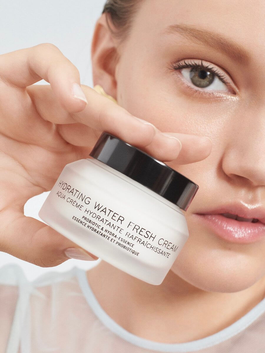 Bobbi Brown ydrating Water Fresh Cream ครีมปลุกผิวขาดน้ำ ด้วยสูตรการผลิตที่ผสานคุณค่าจากส่วนผสมอันทรงคุณประโยชน์ถึง 8 ชนิด รวมถึงกรดไฮยาลูโรนิคที่ทำหน้าที่เติมความฉ่ำน้ำให้กับผิวและกักเก็บเอาไว้ได้อย่างยาวนาน 